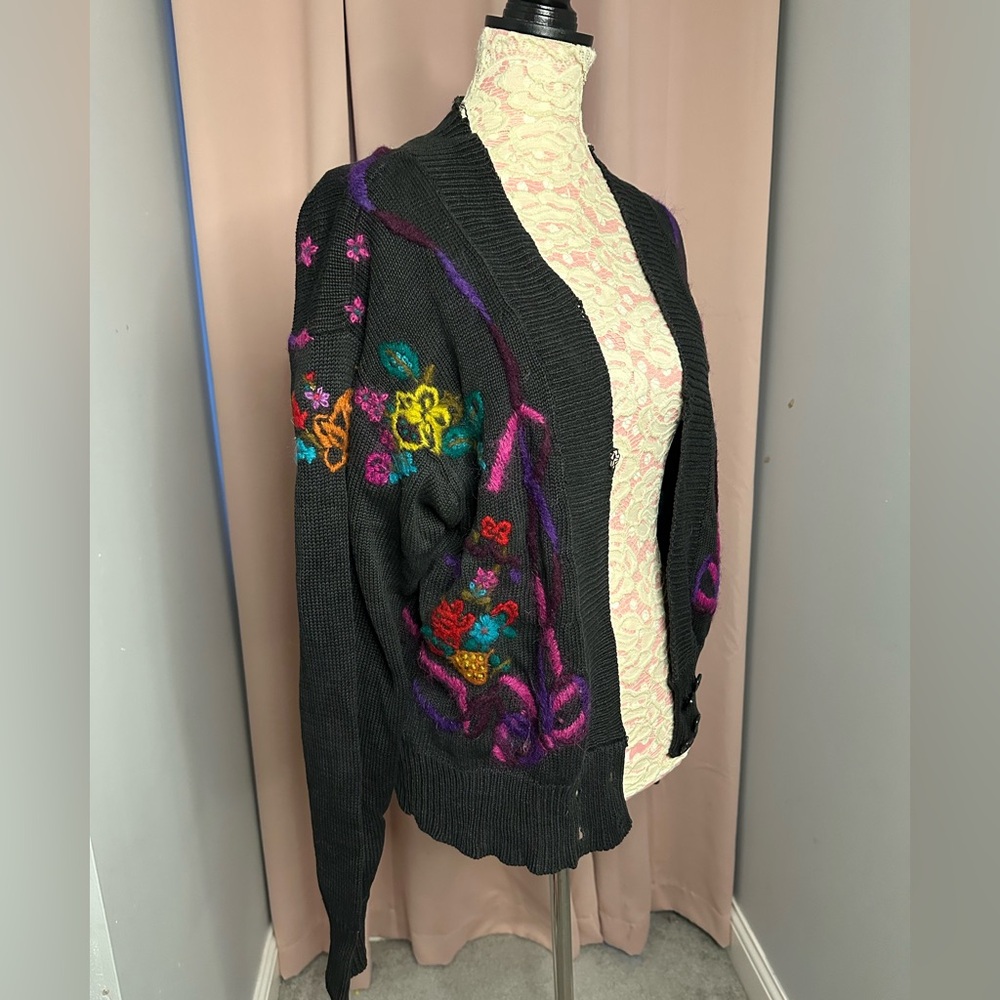 Vintage 90s Black Floral Embroidered Sweater Sz Medium Boho Anthro Vibes Grannie